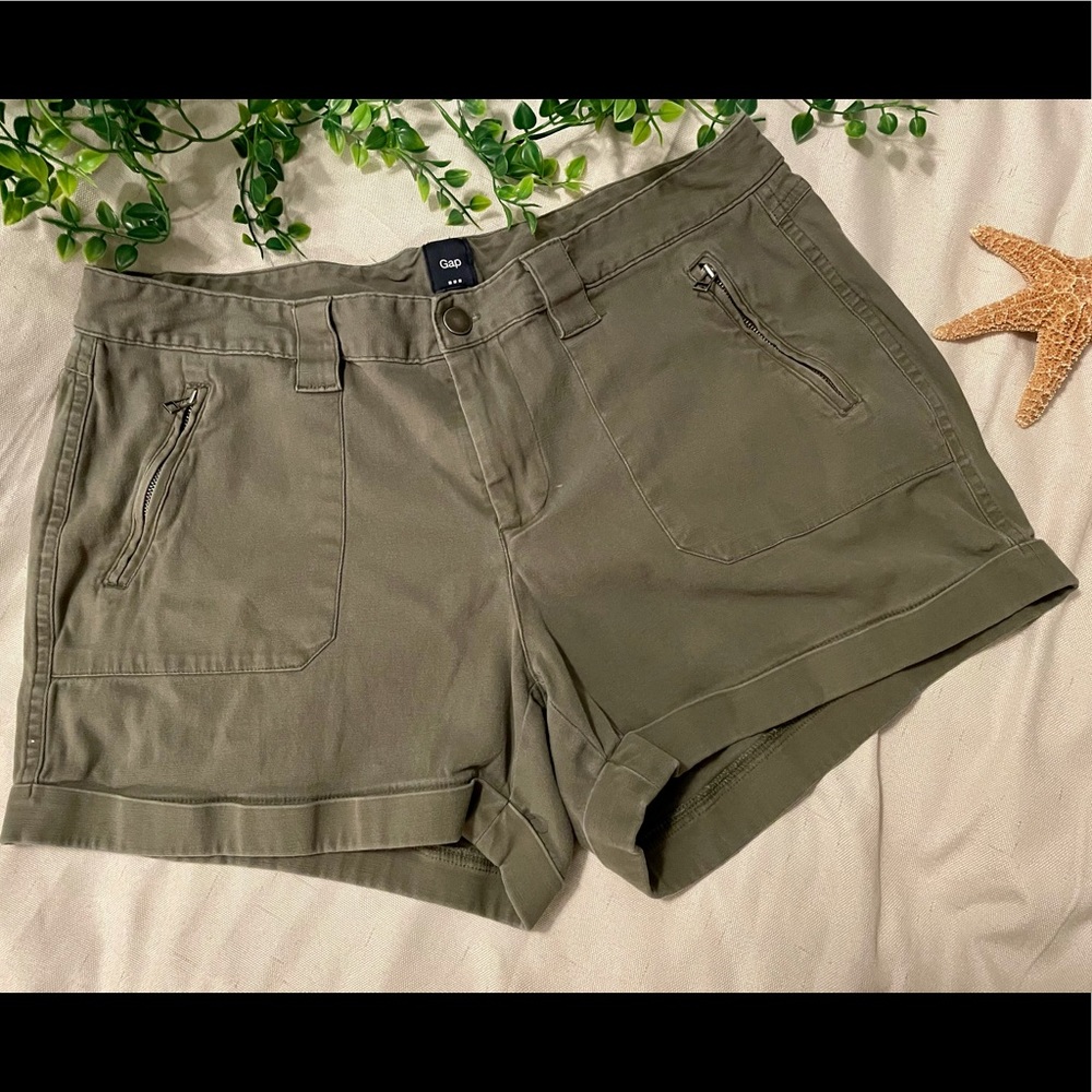 🎖Gap Army Green Shorts 🎖